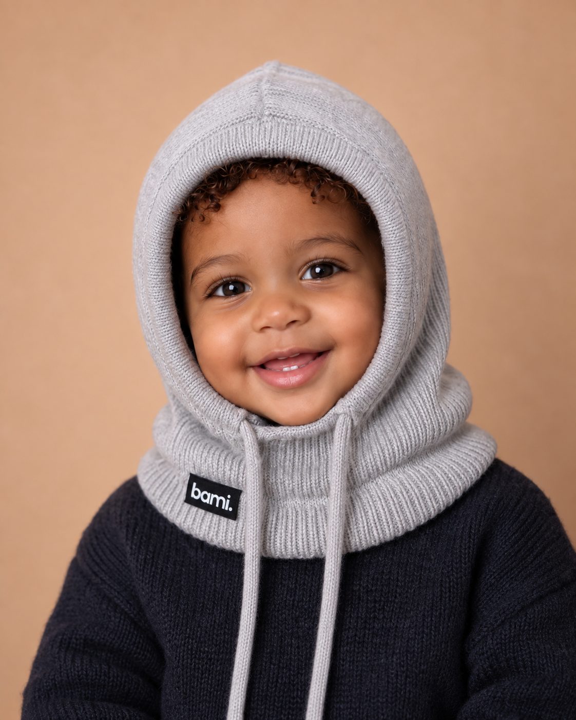 Cagoule BAMI™ doublée satin gris portée par un bébé