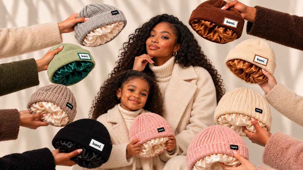 Une maman et sa fille entourées de bonnets BAMI de toutes les couleurs, retournés pour montrer la doublure en satin